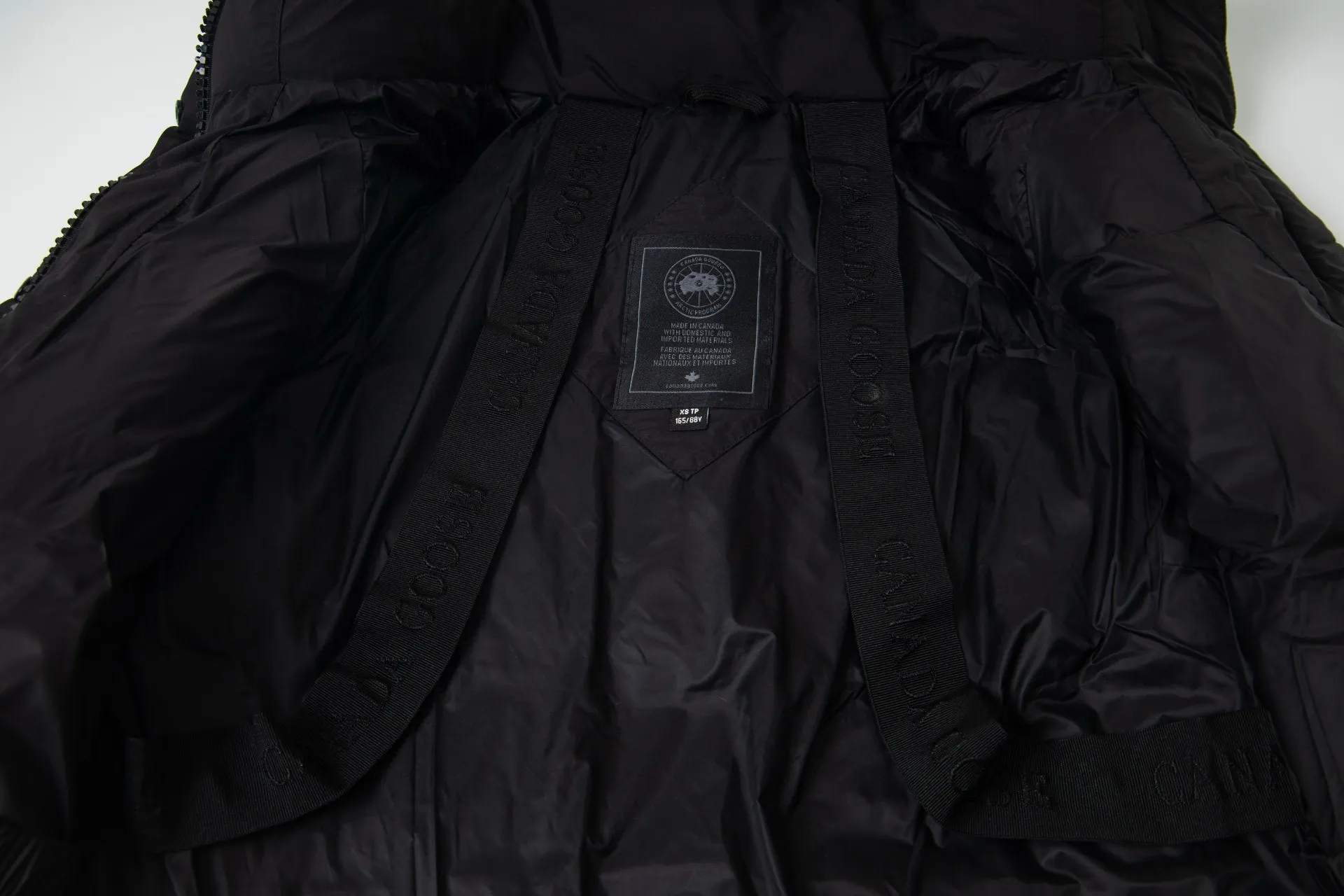 P770 model number: G124 Canada Goose PASTELS series new Parker couple's hooded down jacket 1️⃣The fabric is made of soft EnduraLuxe fabric, which enhances the durability of easy-to-wear parts, is lightweight and durable; the inner liner is made of anti-velvet gallbladder, which is comfortable and soft without velvet. It has a detachable hood, can be adjusted in two directions, and is also filled with down, which brings greater softness and wrapping around the head and neck, and is full of warmth. This parka features white trim on the back and sides, and the hardware locks are all original and custom-made to match the muted fabric color. Goose label: The official website’s new series of silicone material labels, non-embroidery labels. 2️⃣It is very youthful and energetic, and can be easily worn by both men and women. It is very in line with the fashion aesthetic concepts of today's young people! 3️⃣ A full set of customized accessories, complete with three standards, same style for men and women, a must-have for couples! Color: black, white, pink, stone gray, water-soluble blue Size: XS, S, M, L